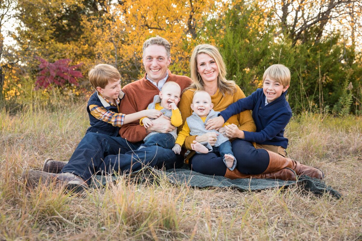 A family of five in Dallas, TX at Arbor Hills in a fall mini session by Shelly Niehaus Photography.