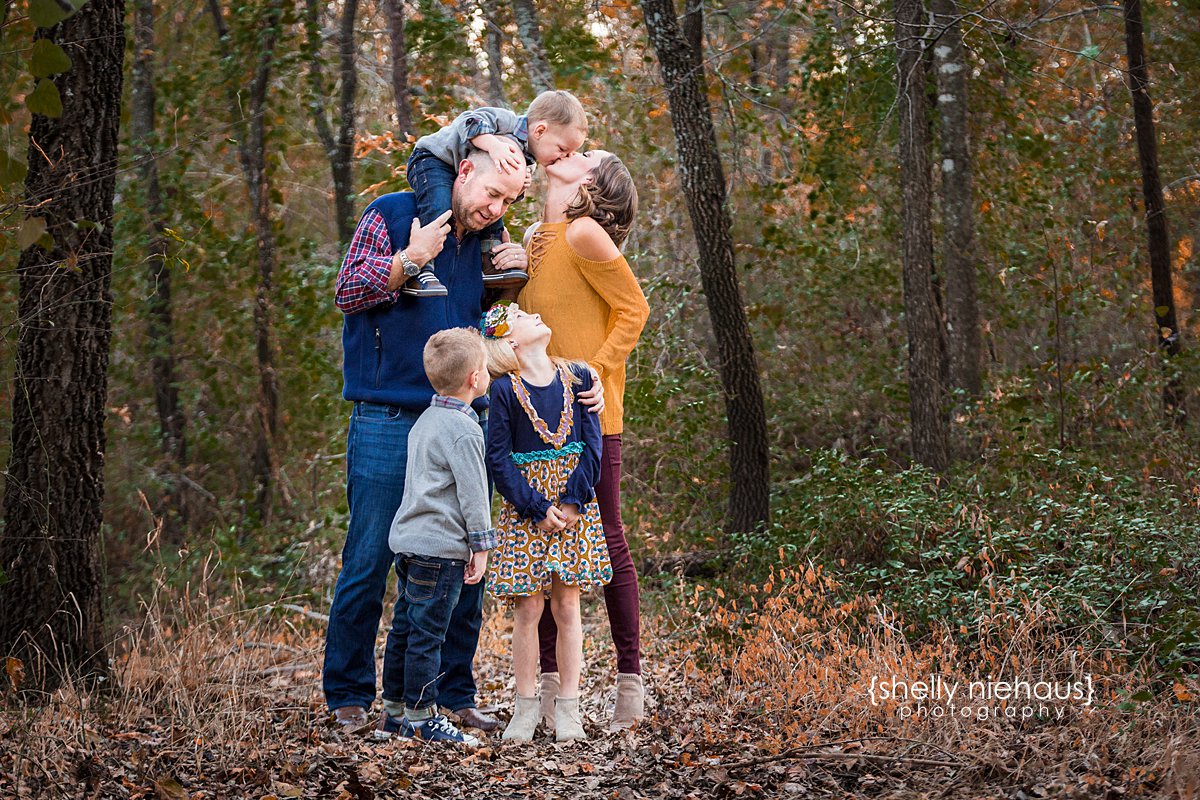 Family of five fall photography session in autumn colors in Dallas Texas by Shelly Niehaus based in Prosepr, TX